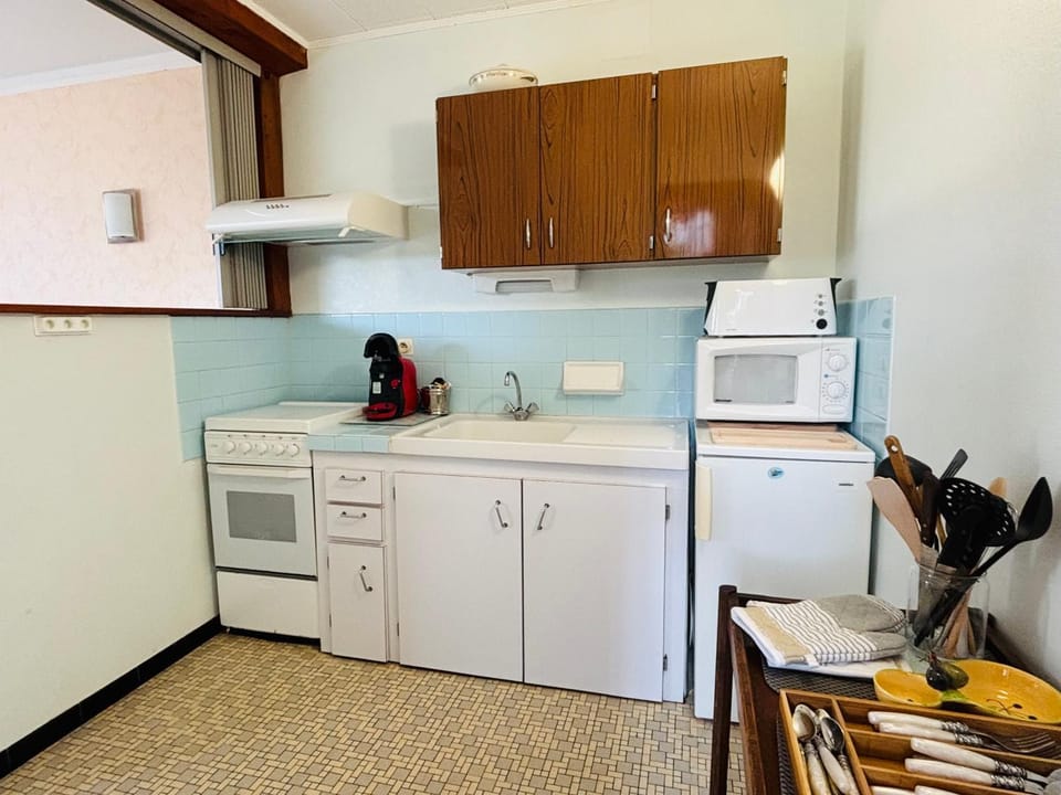 Coffee/tea facilities, Kitchen or kitchenette, microwave, stove, toaster