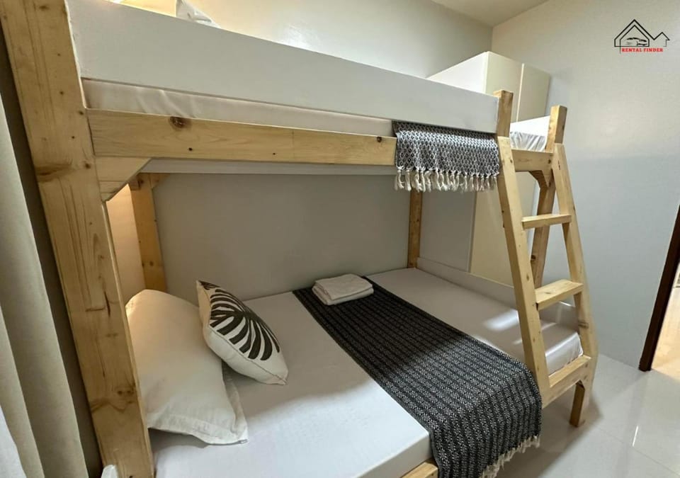 Bed, Photo of the whole room, Bedroom, bunk bed, towels