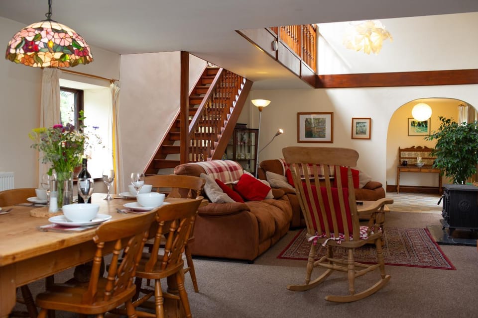 Living room, Seating area, Dining area, fireplace