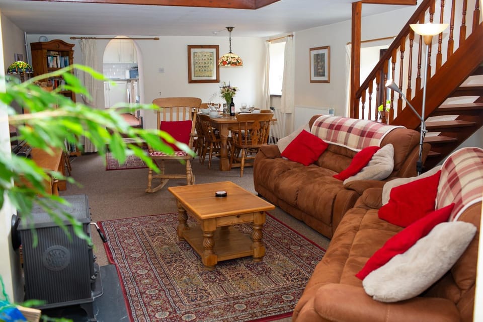 Living room, Seating area, Dining area, fireplace