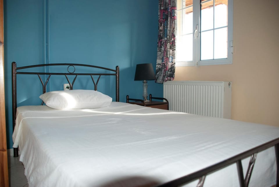 Bed, Photo of the whole room, Bedroom, internet