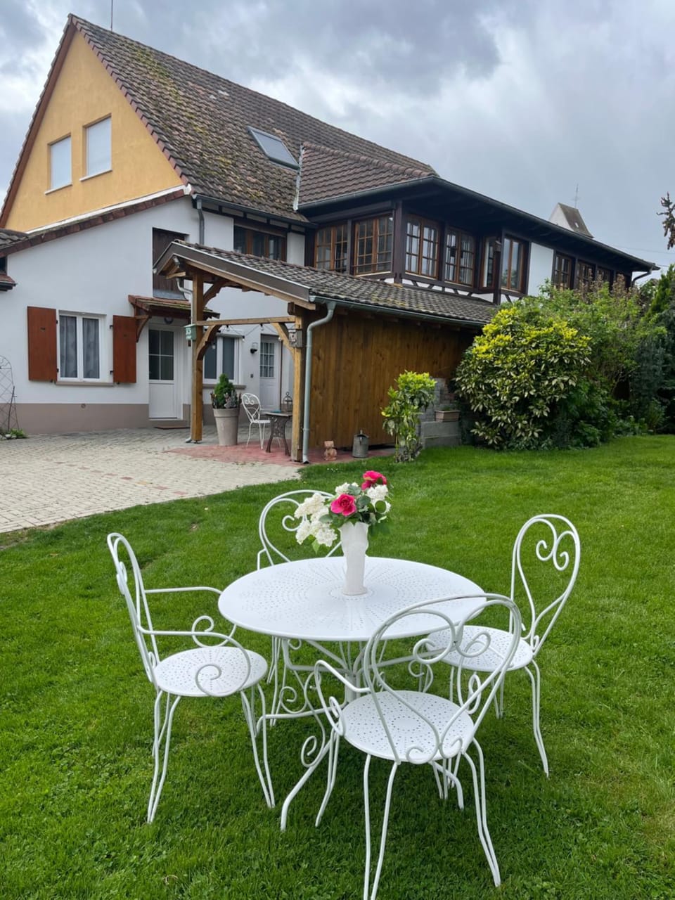 Property building, Patio, Day, Garden, Dining area, Garden view
