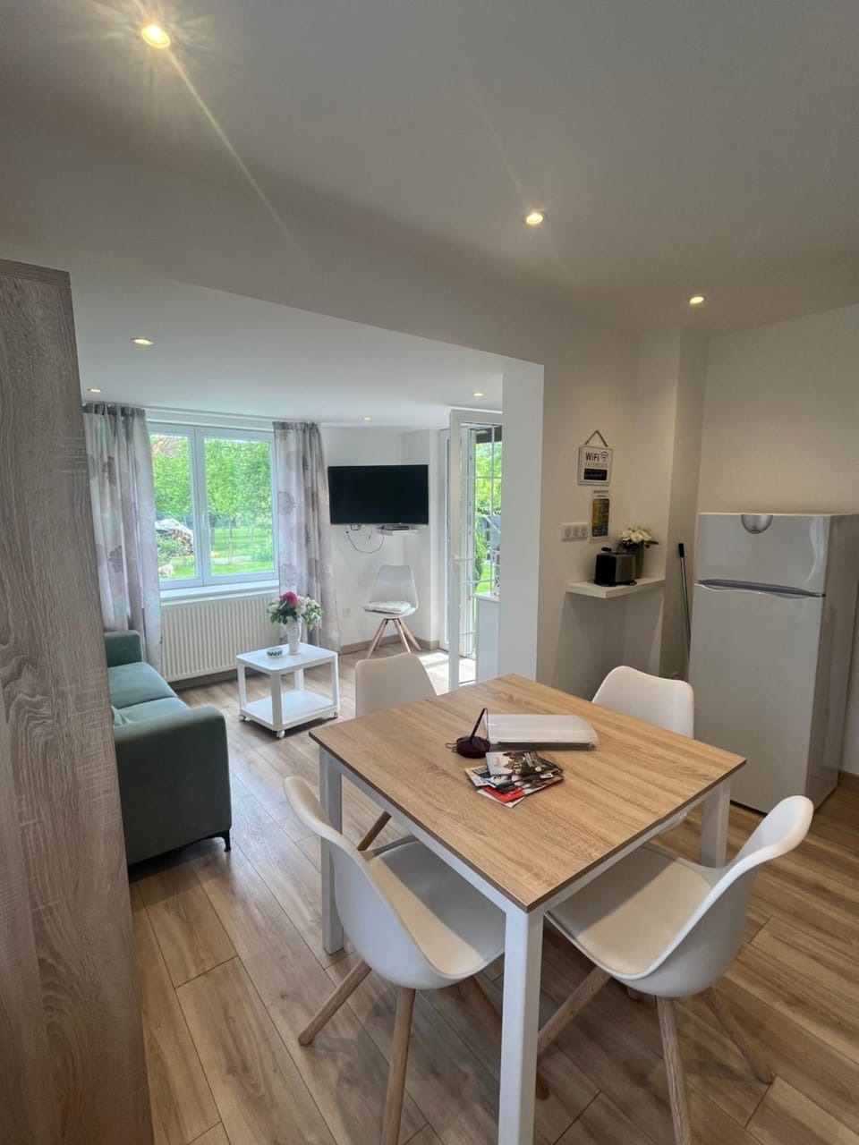 TV and multimedia, Seating area, Dining area