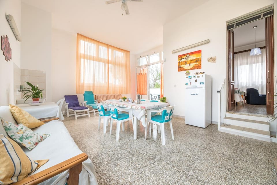 Seating area, Dining area, fireplace