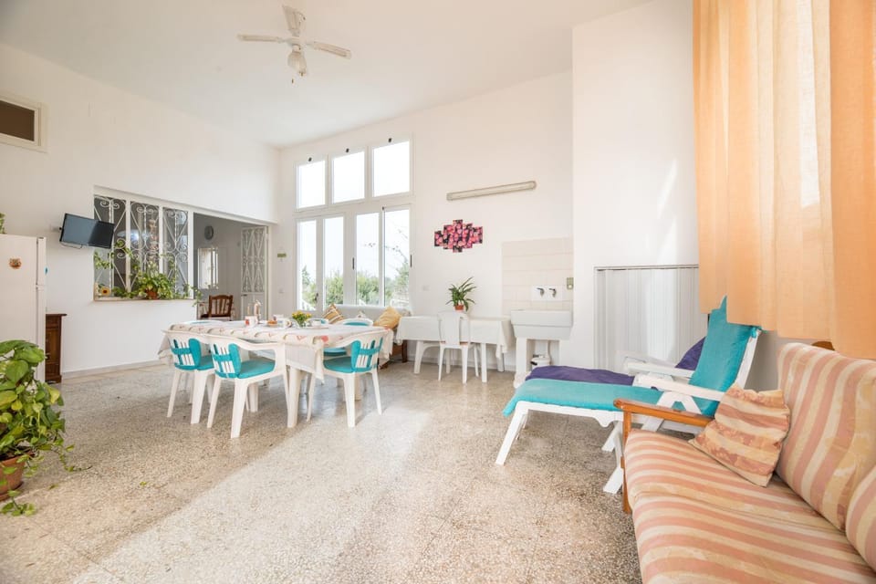 Living room, Seating area, Dining area, fireplace