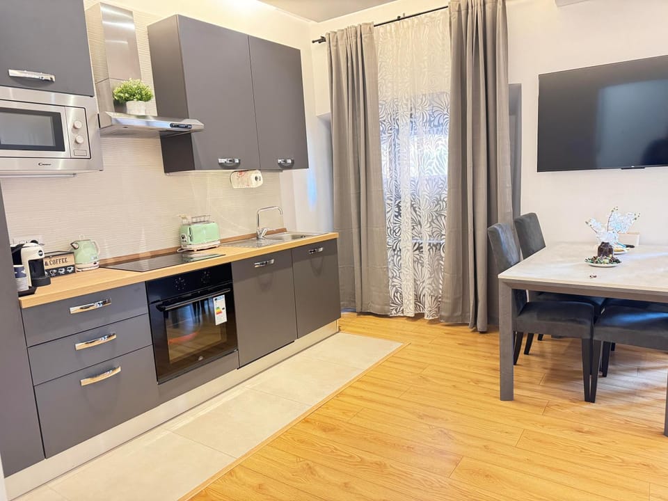 Kitchen or kitchenette, Dining area, minibar, oven, stove, toaster