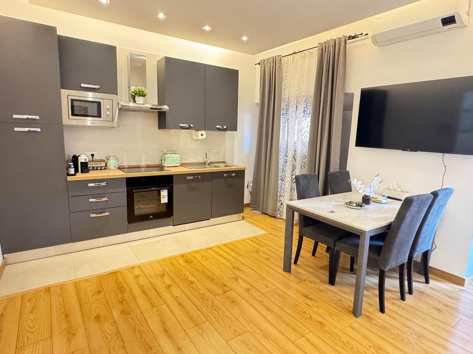 TV and multimedia, Kitchen or kitchenette, Dining area, minibar, oven, stove, toaster