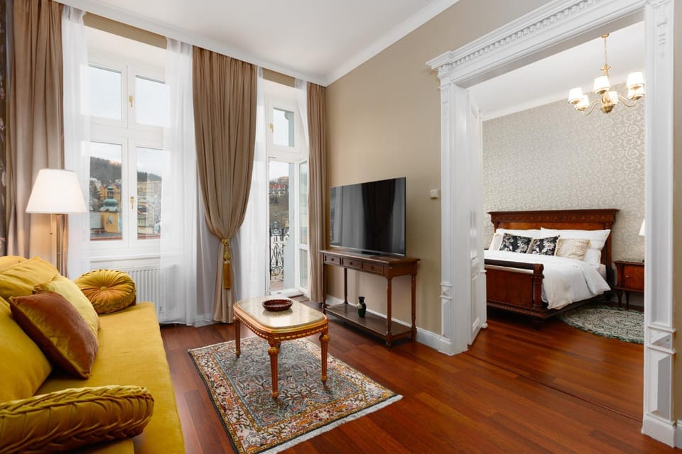 Bed, TV and multimedia, Living room, Photo of the whole room, Seating area, Bedroom