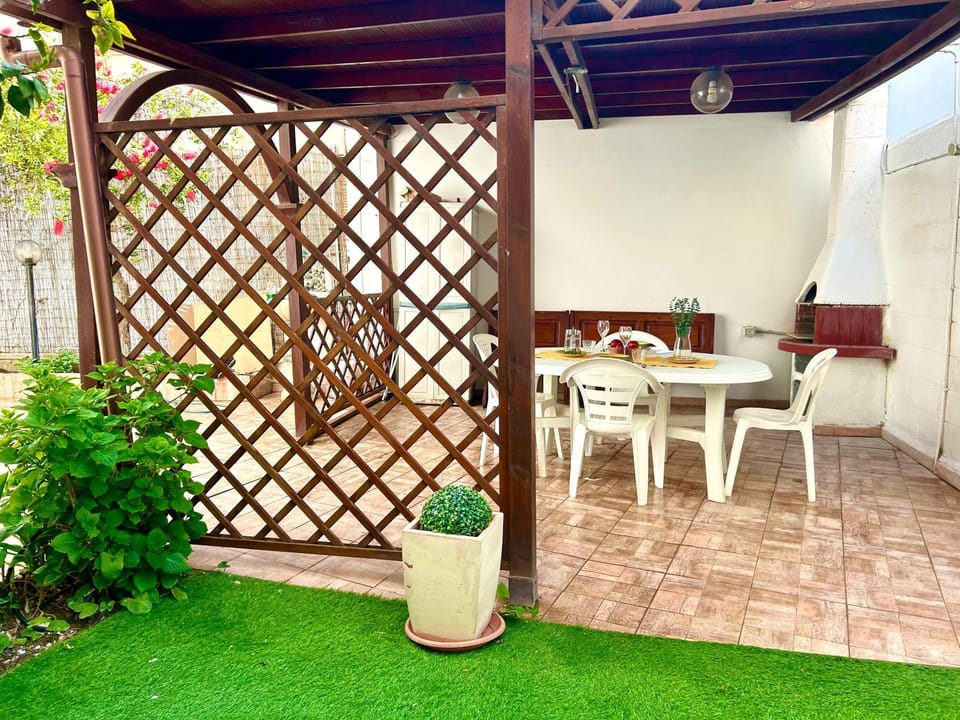 Property building, Garden, Garden, Dining area, Garden view