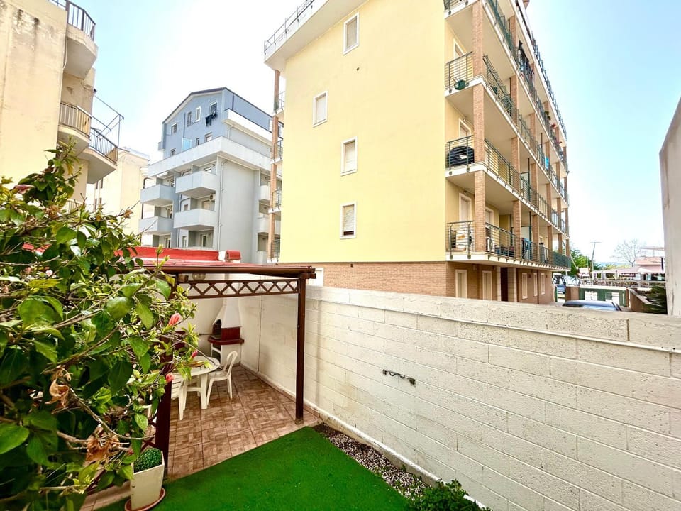 Property building, Neighbourhood, Balcony/Terrace