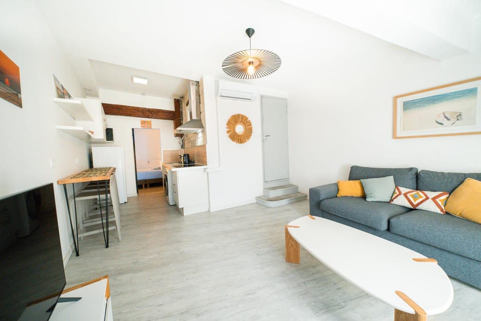 Kitchen or kitchenette, Living room
