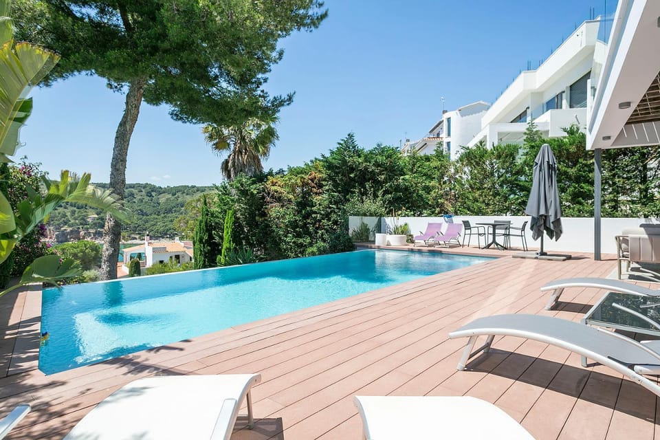 Property building, Patio, Pool view, Swimming pool, sunbed