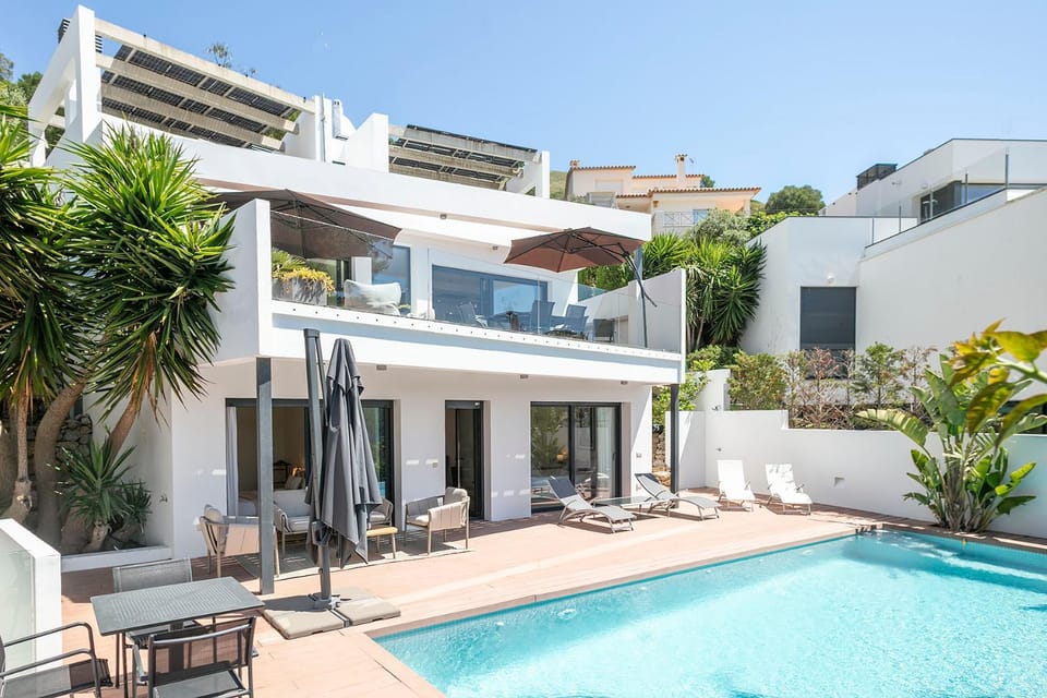 Property building, Day, View (from property/room), Pool view, Swimming pool, sunbed