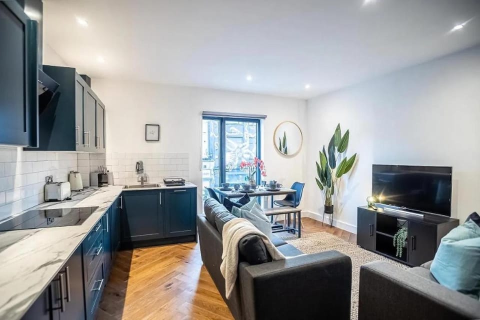 TV and multimedia, Kitchen or kitchenette, Living room, Seating area, Dining area