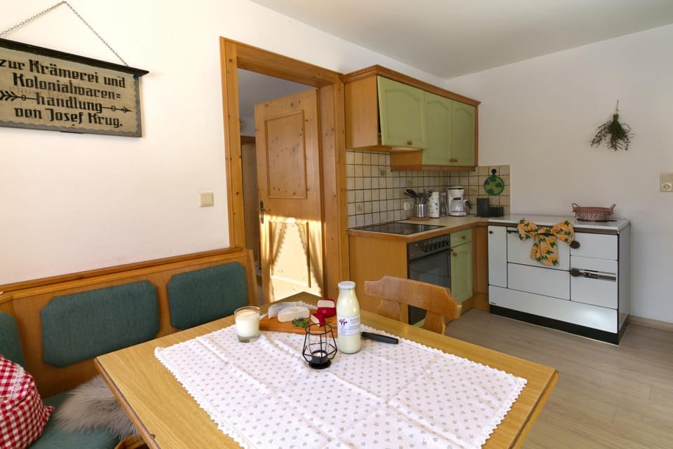 Coffee/tea facilities, Kitchen or kitchenette, Dining area, pet friendly, stove
