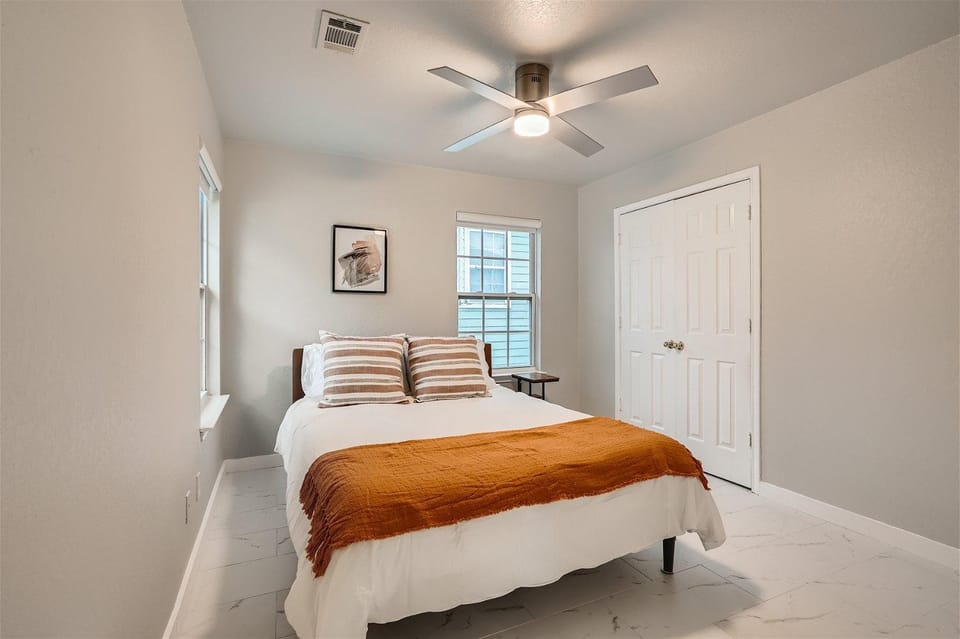 Bed, Photo of the whole room, Bedroom, fireplace