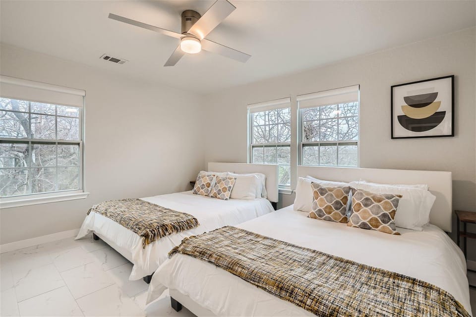Bed, Photo of the whole room, Bedroom, fireplace