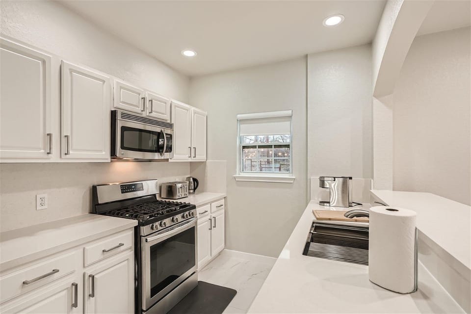 Kitchen or kitchenette, dishwasher, minibar, oven, stove, toaster
