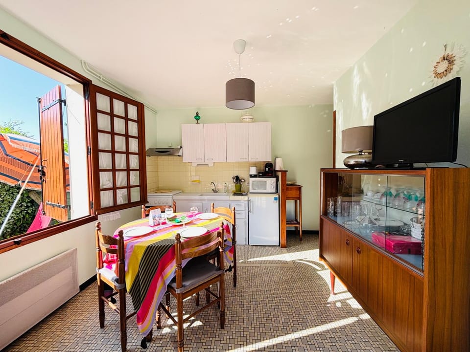Coffee/tea facilities, Kitchen or kitchenette, Dining area, microwave, stove