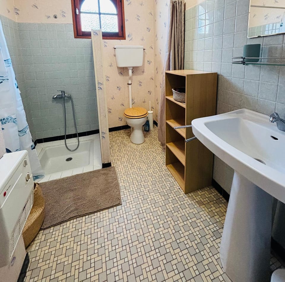 Shower, Toilet