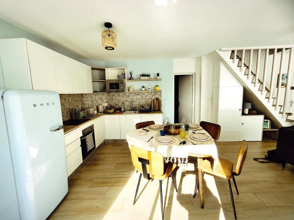 Kitchen or kitchenette, Dining area, dishwasher, minibar, pet friendly, stove