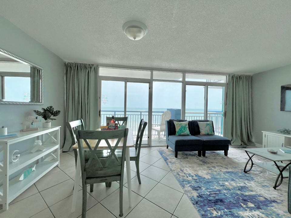 View (from property/room), Balcony/Terrace, Dining area