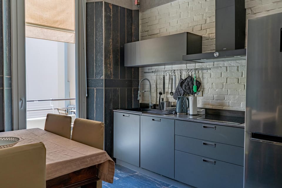 Balcony/Terrace, Kitchen or kitchenette, Dining area, microwave, stove