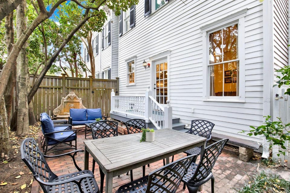 Washington Square Manor House in Savannah