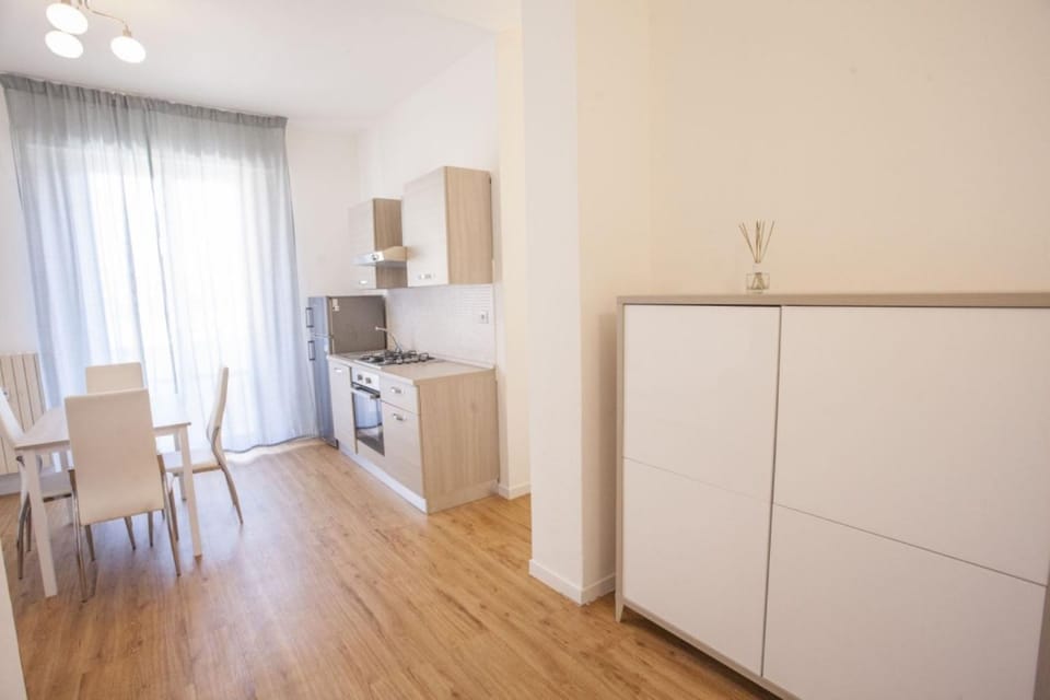 Kitchen or kitchenette, Dining area, oven