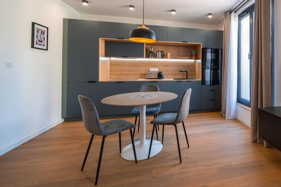Kitchen or kitchenette, Dining area