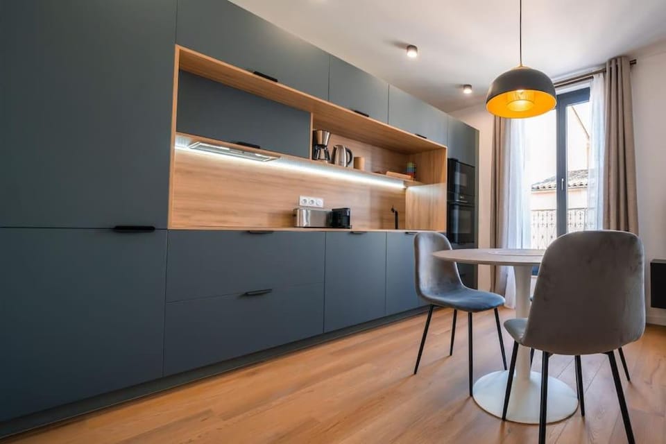 Coffee/tea facilities, Kitchen or kitchenette, Seating area, minibar, pet friendly