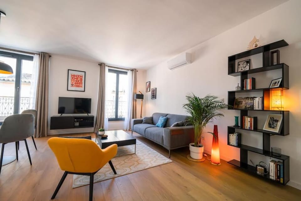 Communal lounge/ TV room, Library, TV and multimedia, Living room