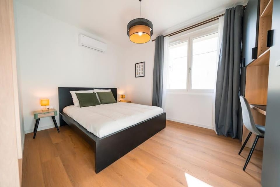 Bed, Photo of the whole room, Bedroom