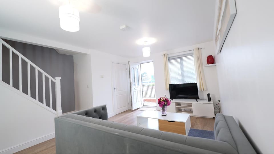 Communal lounge/ TV room, TV and multimedia, Living room, Seating area, Evening entertainment