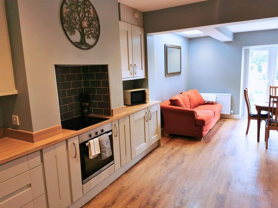 Seating area, Dining area, kitchen