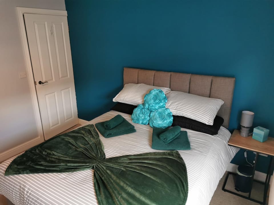 Bed, Bedroom, towels, wardrobe