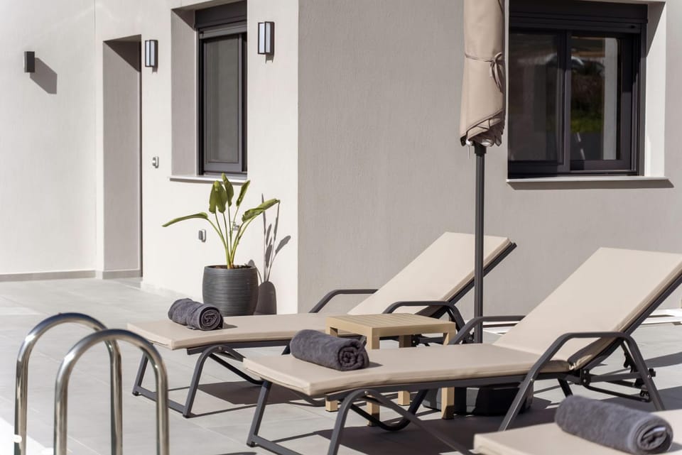 Seating area, sunbed, towels