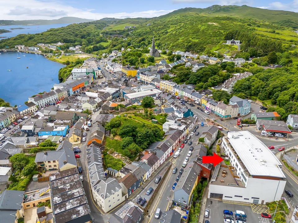 Property building, Restaurant/places to eat, Neighbourhood, Bird's eye view, Place of worship, Supermarket/grocery shop, Shopping Area, Parking, hair dresser