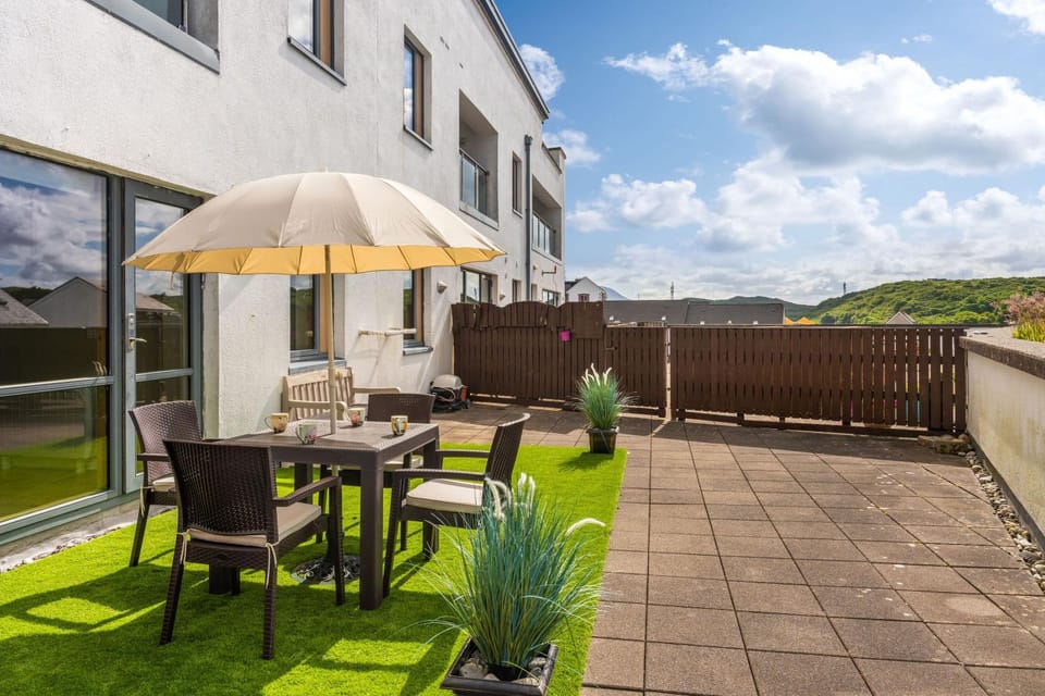 Property building, Patio, Spring, Balcony/Terrace, Dining area