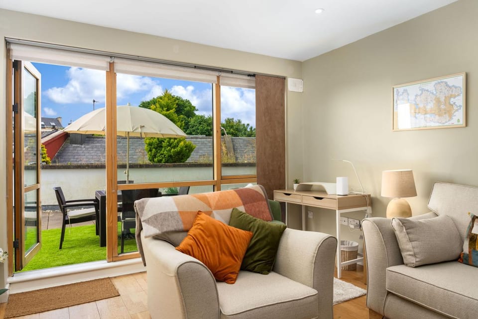 Patio, Living room, Seating area, internet