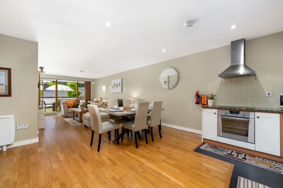 Kitchen or kitchenette, Seating area, Dining area, dishwasher, oven