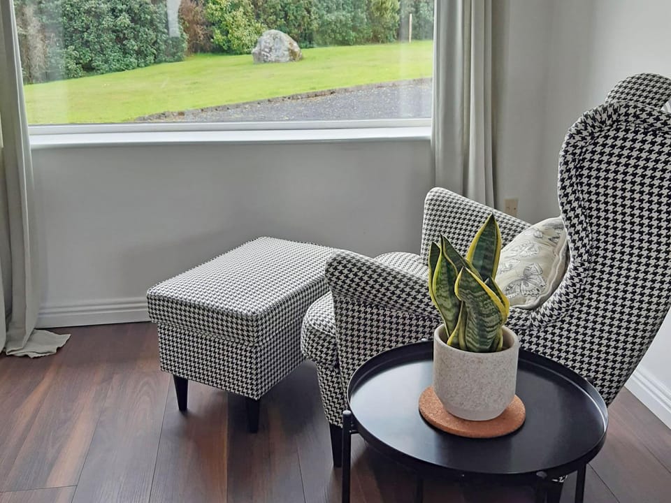 Decorative detail, Seating area, Garden view, internet