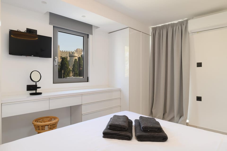 Bed, View (from property/room), View (from property/room), Bedroom, Landmark view, Landmark view