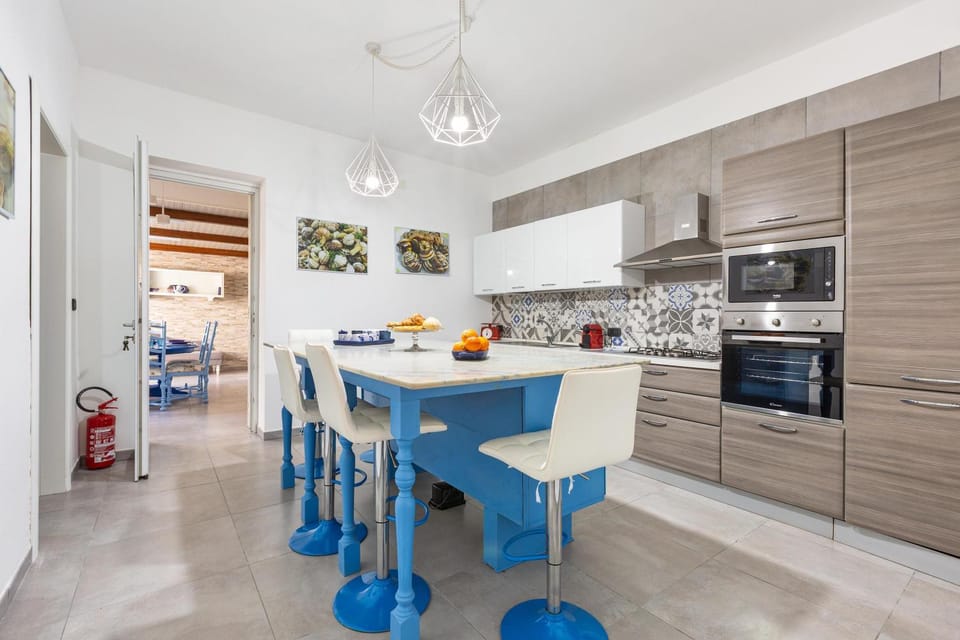 Kitchen or kitchenette, Dining area, oven, stove