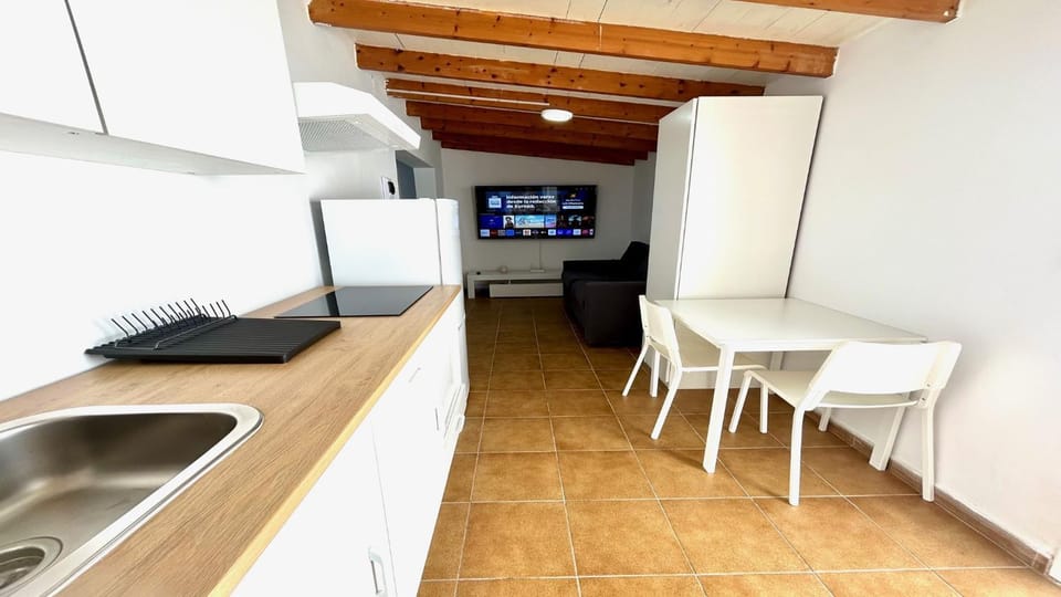 Kitchen or kitchenette, Dining area, minibar