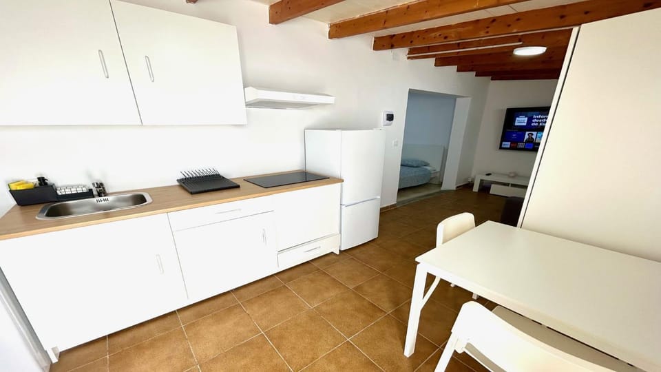 Kitchen or kitchenette, Dining area, minibar
