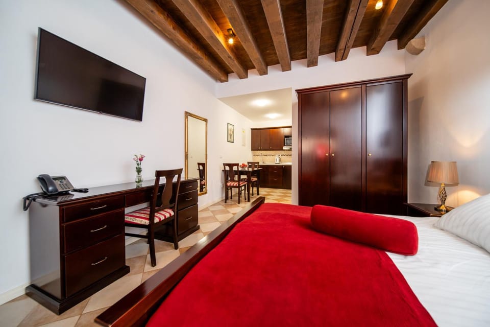 TV and multimedia, Kitchen or kitchenette, Photo of the whole room, Seating area, Bedroom