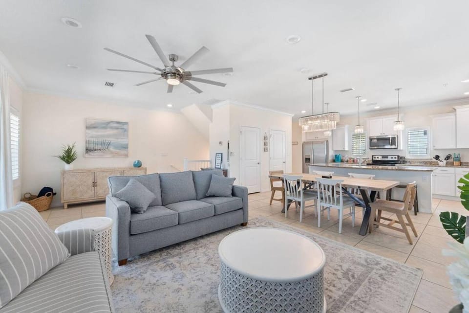 Pool, Beach Club, Spacious 2bd, Sleeps 8 House in Perdido Key