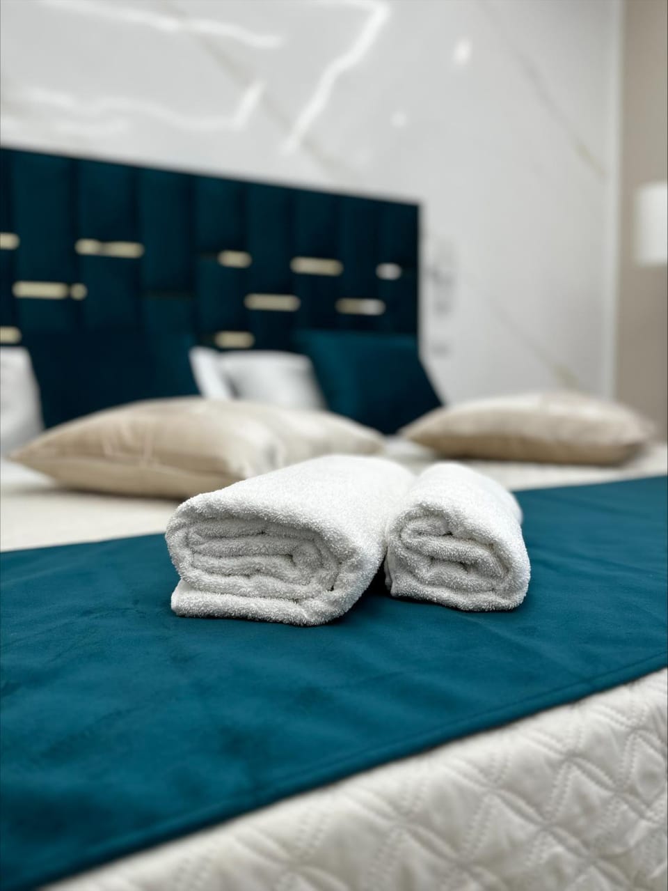 Bed, Bedroom, towels