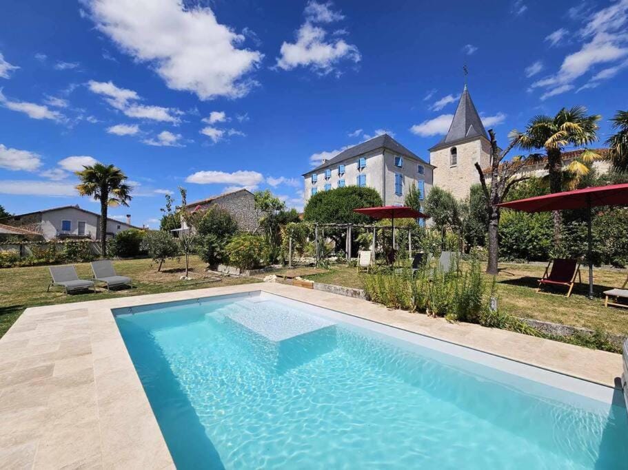 Property building, Spring, Day, Natural landscape, Garden, Garden view, Pool view, Swimming pool, sunbed